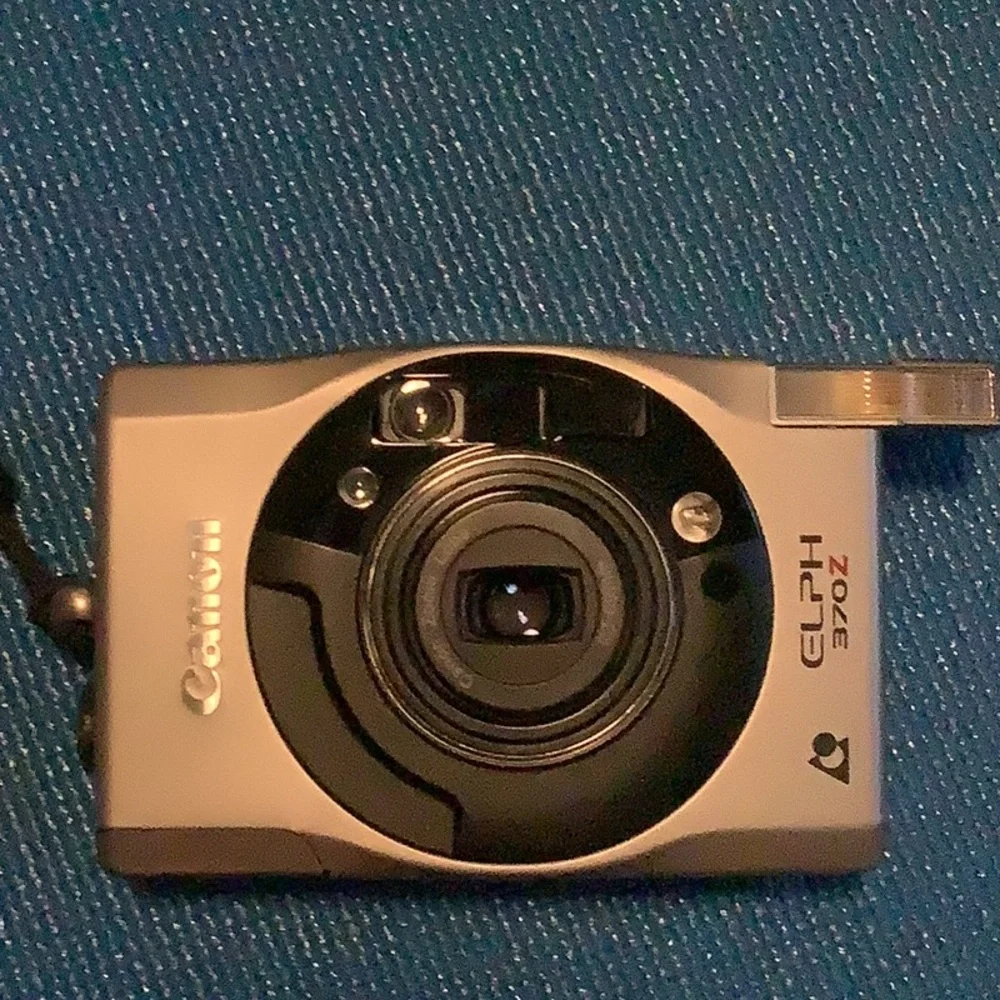 Canon ELPH 370Z Black and Silver Camera
